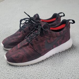 Nike Men's Size 10 Maroon and Black Sneakers